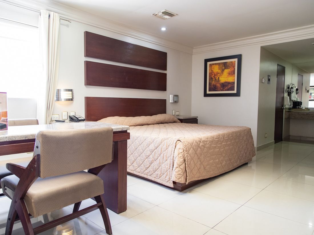 Habitación sencilla con cama King Size