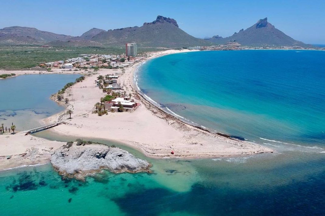 Playa y cerro Tetakawi en San Carlos