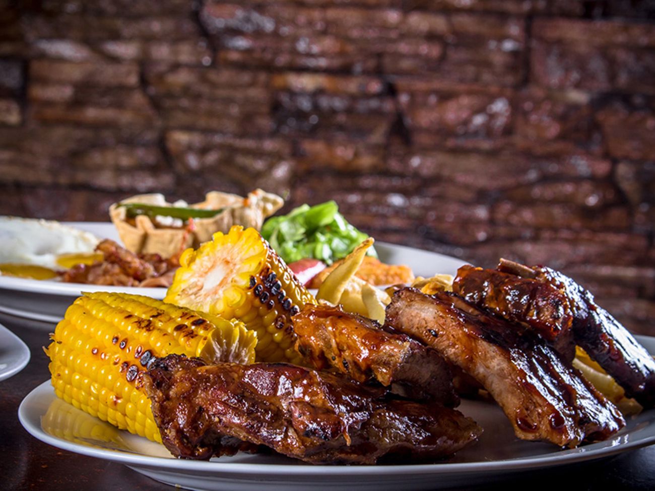 Costillas a la parrilla servidas sobre tabla