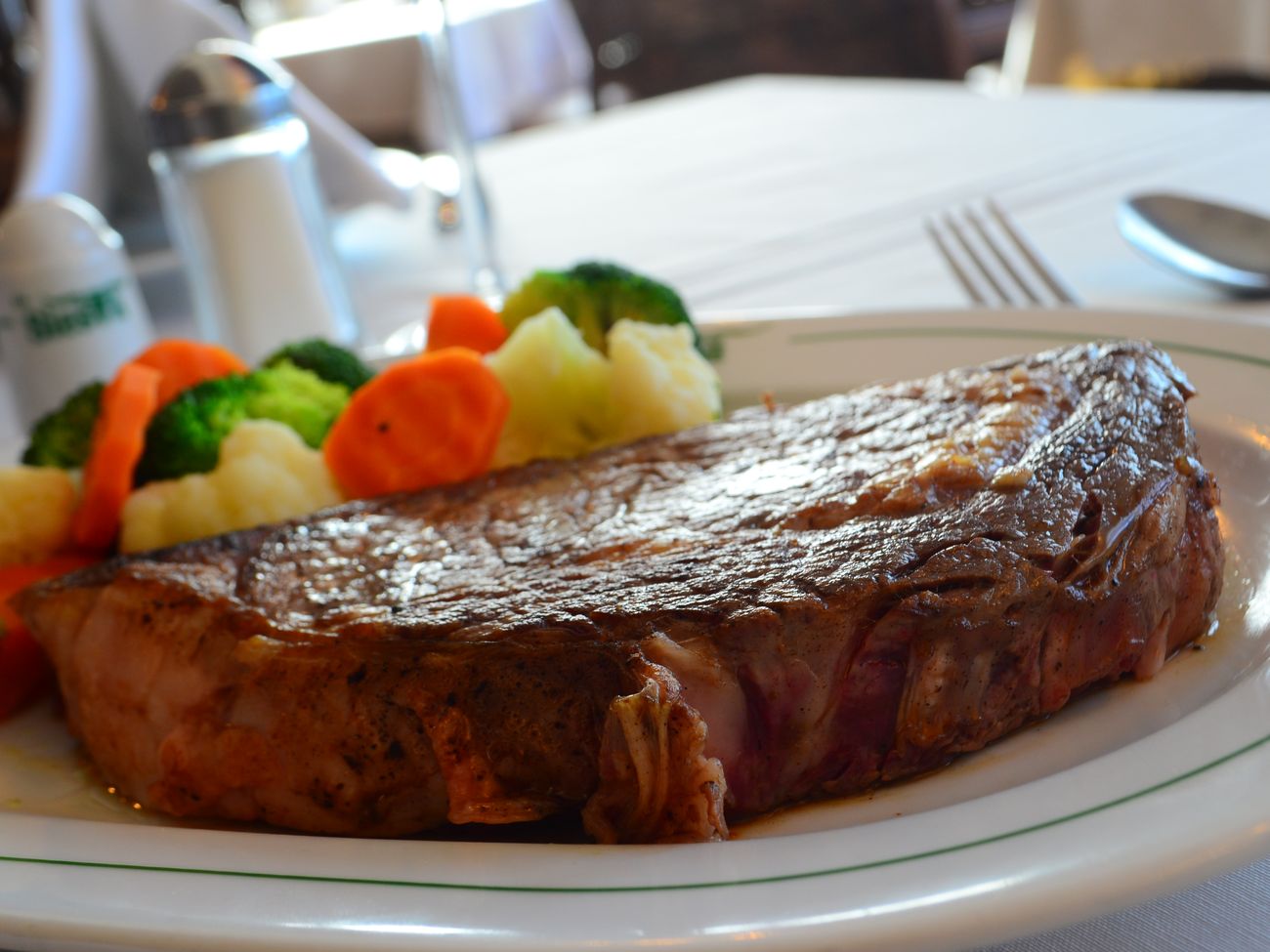 Rib eye a la parrilla servido con verduras